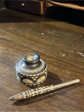 Vintage Wood Inkwell Dip Pen Set
Carved Inlay Desk Decor